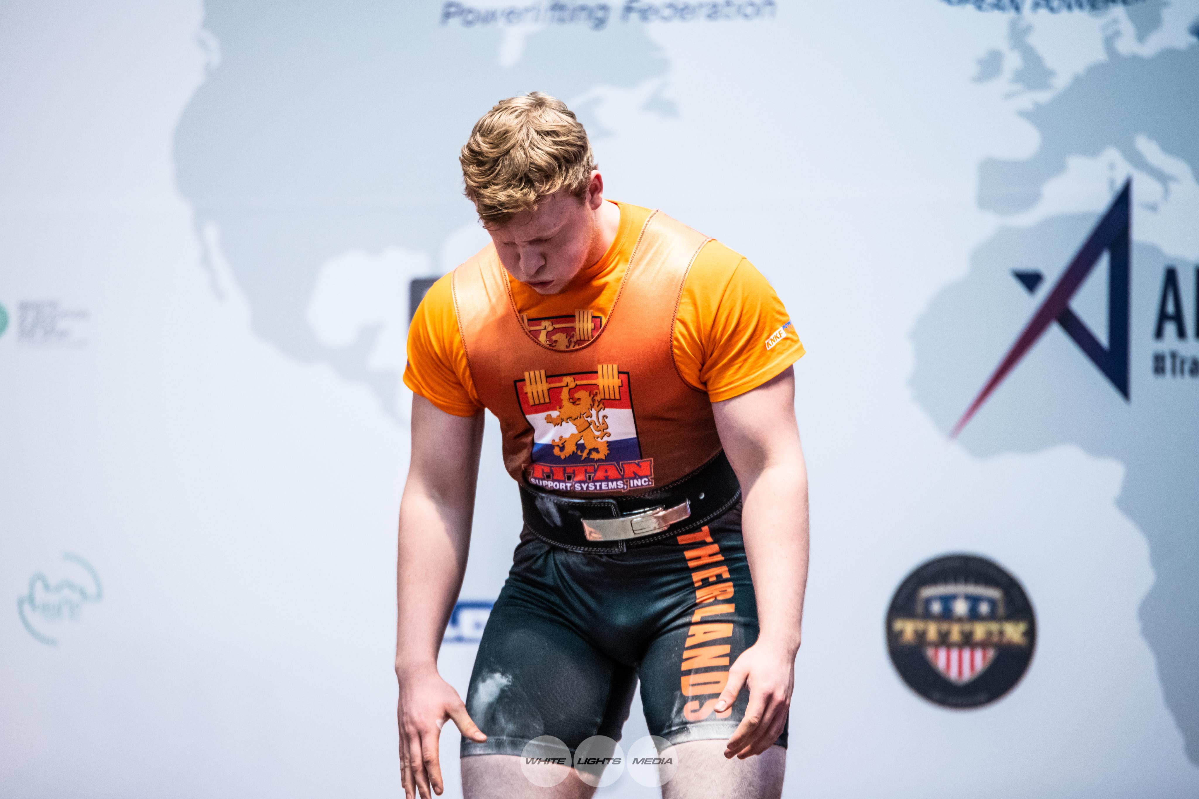 Zorin Wijnands in actie tijdens powerlifting competitie